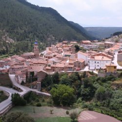 Вид со смотровой площадки на деревню Кабра де Мора в Теруэле