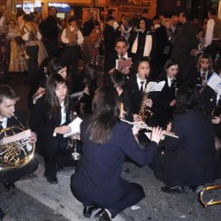 Любительский оркестр в праздник Фальяс сопровождает народные гуляния