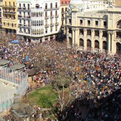 Движение в центре Валенсии в праздники Фальяс невозможно