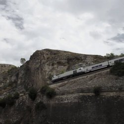 Поезд в Каньоне в устье реки Мундо в провинции Альбасете