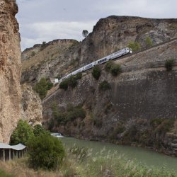 Поезд в туннеле в Каньоне в устье реки Мундо в провинции Альбасете