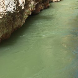 Цвета воды в Каньоне в устье реки Мундо в провинции Альбасете