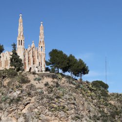 Cerro Mola con el Santuario de Santa María Magdalena en Novelda de Alicante