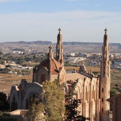 Вид на Храм "Святой Марии Магдалины" и город Новельда в Аликанте