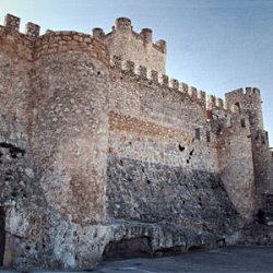 Стены Замка Аталайя в городе Вильена в Аликанте