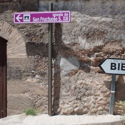 Указатель к Церкви в деревне Бьерхе в провинции Уэска