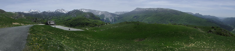 Вид сверху на одну из долин в Пиренеях