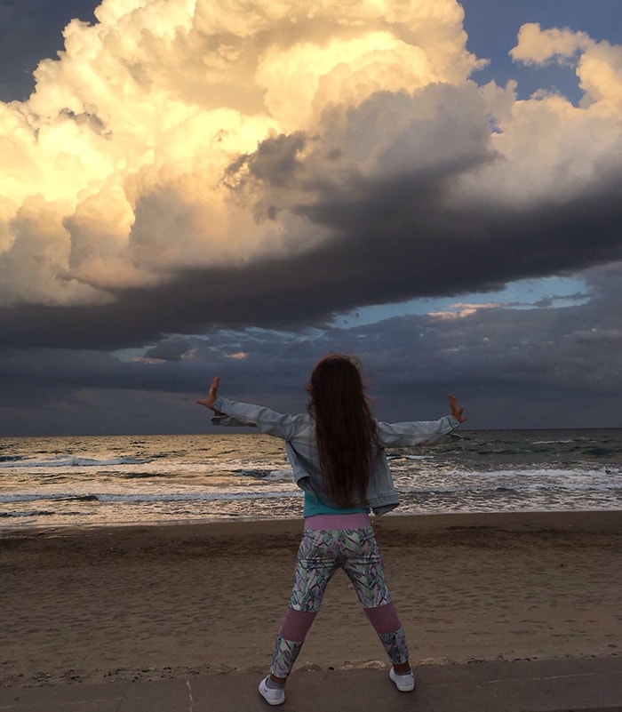 Девочка, море и облако. Фото М. Максаковой