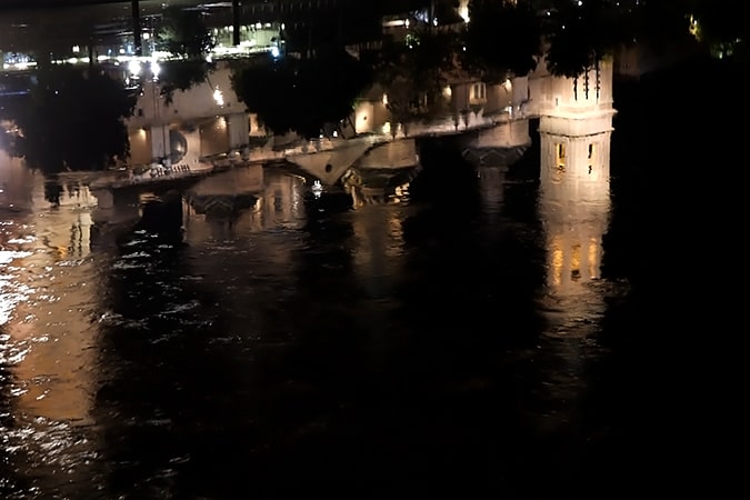 Сарагоса ночью в водах Эбро