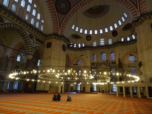 Под куполом мечети