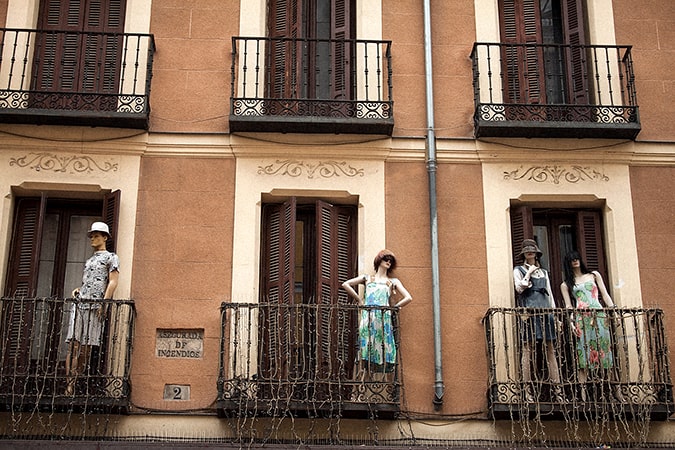 Балконы с манекенами в Мадриде