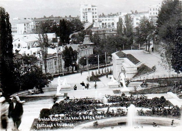 Спуск от Колоннады Каскадной лестницы на проспект Дзержинского 1930-1940 гг.